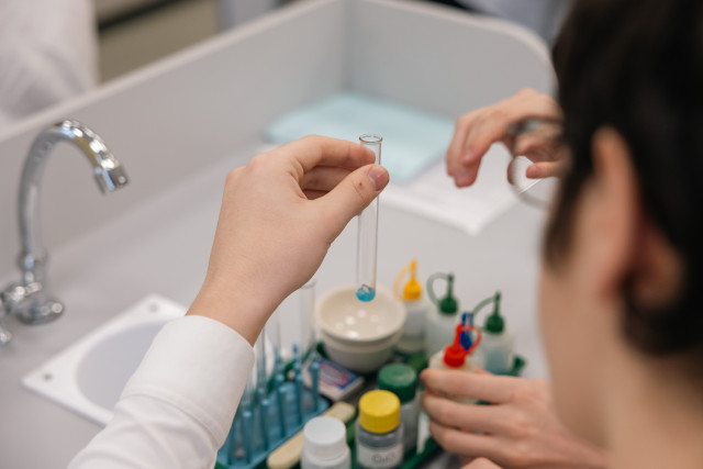 На маркетплейсах появилась опасная косметика, она могла попасть в ХМАО