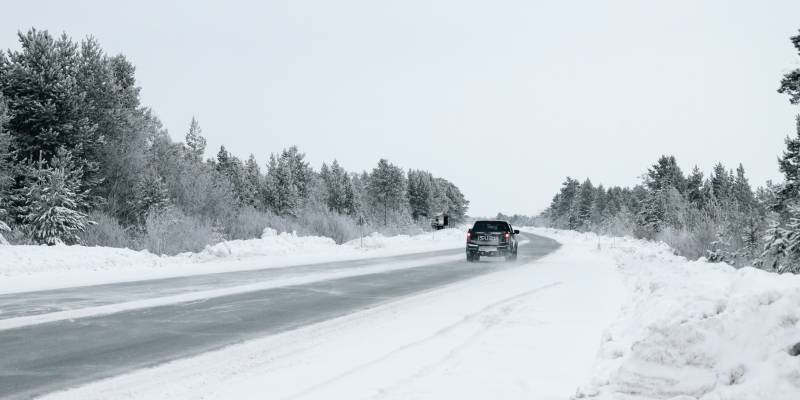 Снегопады в ХМАО: в ГАИ предупредили водителей и пешеходов