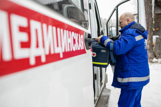 В ХМАО медики 2,5 километра несли пациента по лесам и болотам к вертолету