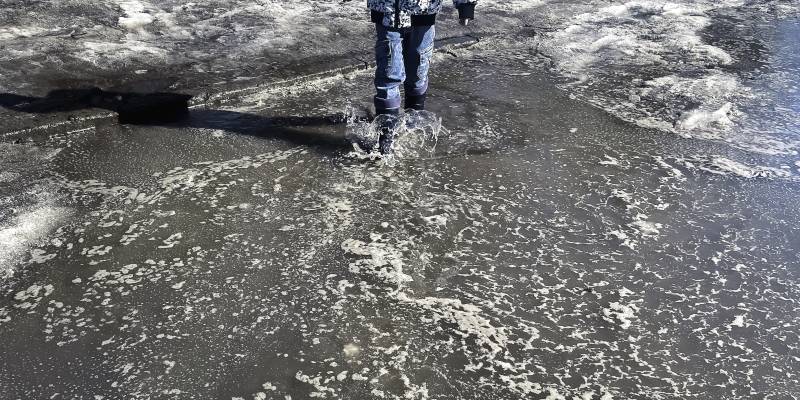 Ручей из нечистот: в Сургуте дал сбой канализационный коллектор