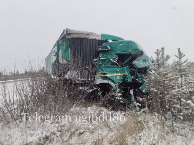 Кабина всмятку: два большегруза столкнулись на трассе в Сургутском районе Кабина всмятку: два большегруза столкнулись на трассе в Сургутском районе