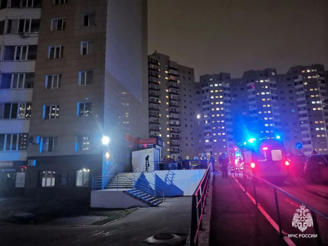 Крупный пожар разгорелся в многоэтажке в Сургуте Крупный пожар разгорелся в многоэтажке в Сургуте