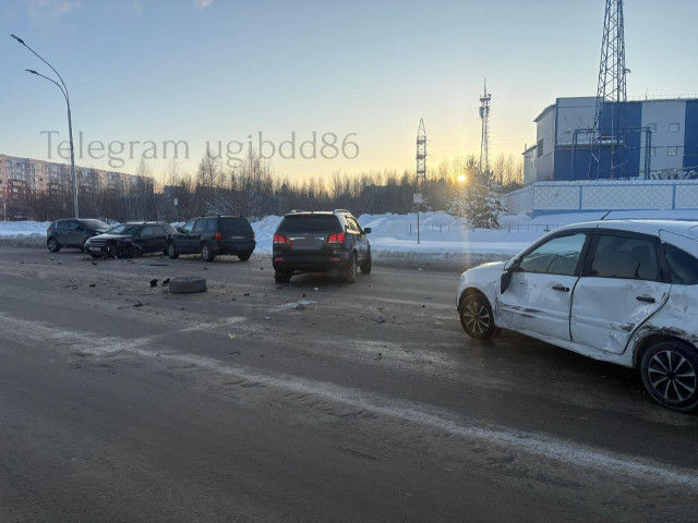 Двое детей и мужчина пострадали в массовом ДТП в Нижневартовске