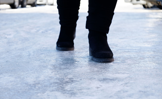 Опасности на дороге: в МЧС предупредили жителей ХМАО о возможном гололеде