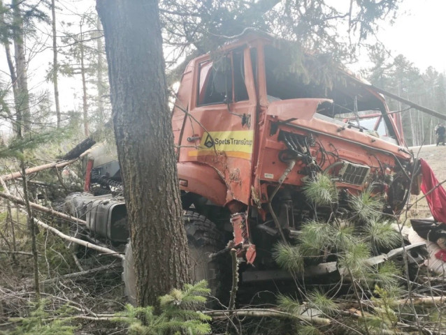 В жестком ДТП с двумя грузовиками на трассе в ХМАО пострадал водитель