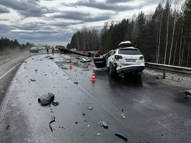 Семья с детьми из Сургута пострадала в жестком ДТП с грузовиком в Тюменской области