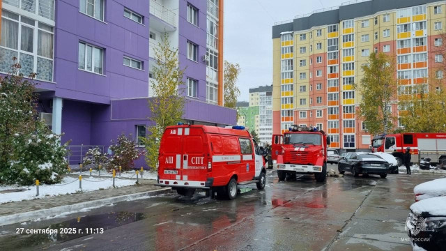 Пожарные спасли людей из горящей многоэтажки в Нижневартовске