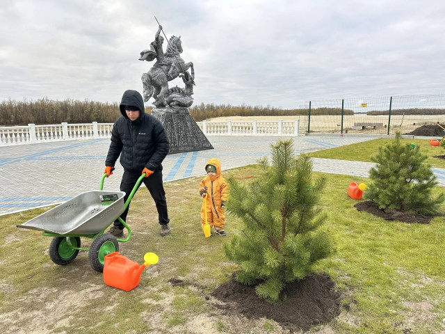 В уникальном жилом комплексе Сургута высадили 500 кустов сирени В уникальном жилом комплексе Сургута высадили 500 кустов сирени