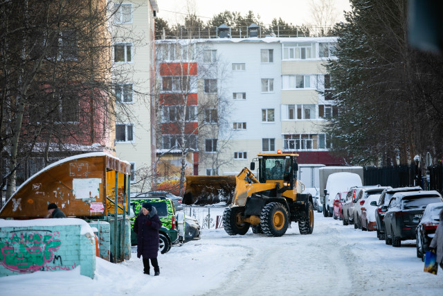 В Сургуте на борьбу с последствиями сильного снегопада вышли почти 200 единиц техники