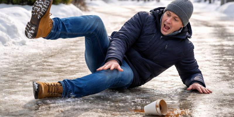 Непогода в ХМАО сбивает с ног: как пережить гололед, и кого винить после падений