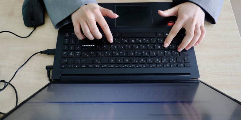 Мошенники научились подслушивать жертв через умные колонки