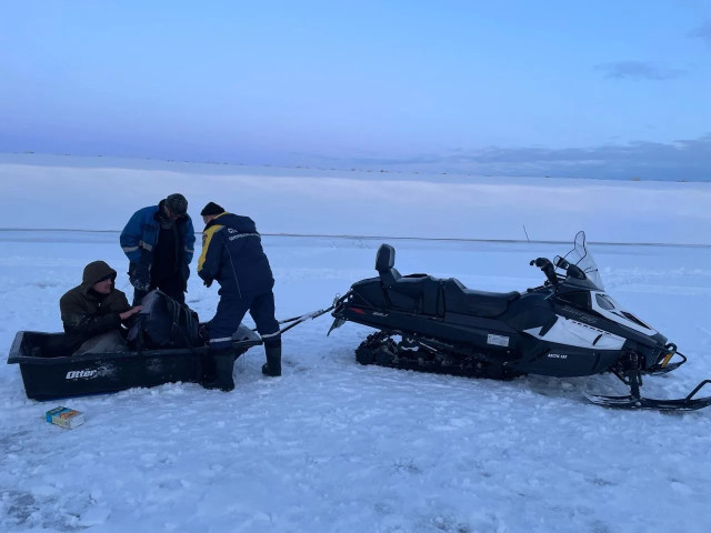 В ХМАО снегоход с людьми ушел под лед на Оби