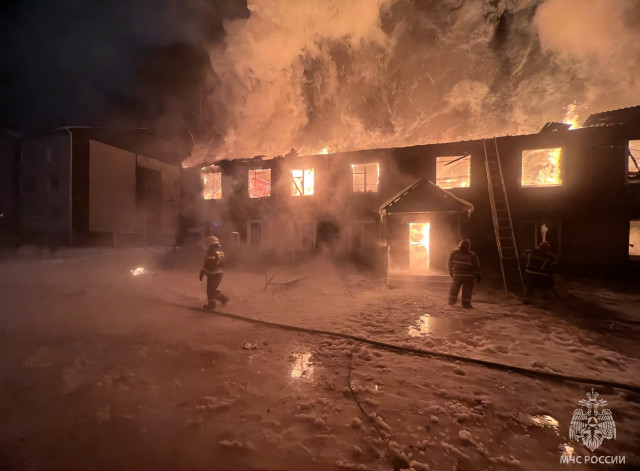 Огонь полностью охватил жилой дом в поселке в ХМАО