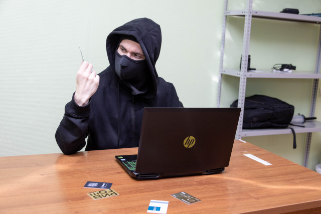 Задержан курьер, который помогал аферистам украсть 90 млн рублей у жительницы ХМАО