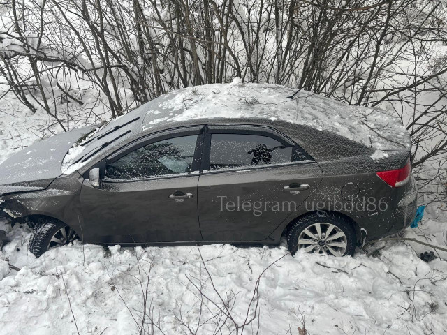 Тормозил об деревья: на трассе в ХМАО автомобиль вылетел в кювет