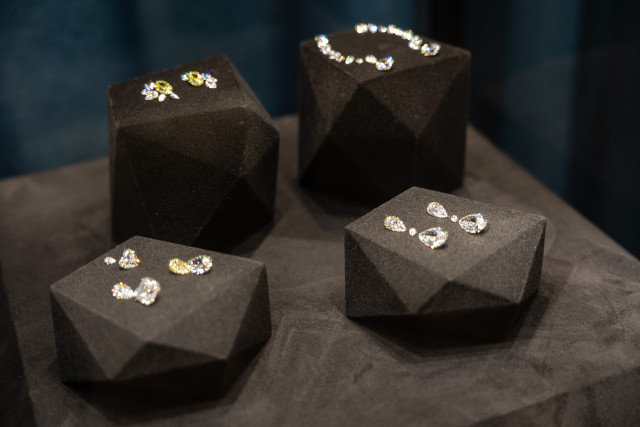 Богатая любовь: житель Сургута купил сердце из бриллианта за 1,5 млн рублей для своей девушки Богатая любовь: житель Сургута купил сердце из бриллианта за 1,5 млн рублей для своей девушки