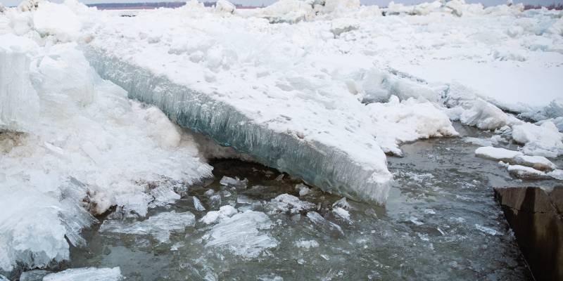 ХМАО приготовиться: ледоход начался на Оби в Западной Сибири