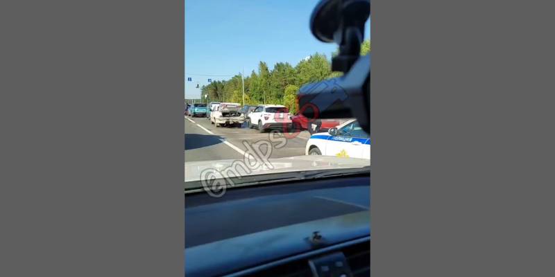 В Сургуте на загородной дороге столкнулись сразу 6 автомобилей. ВИДЕО