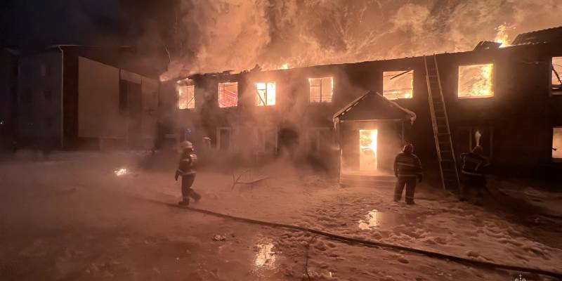 Огонь полностью охватил жилой дом в поселке в ХМАО