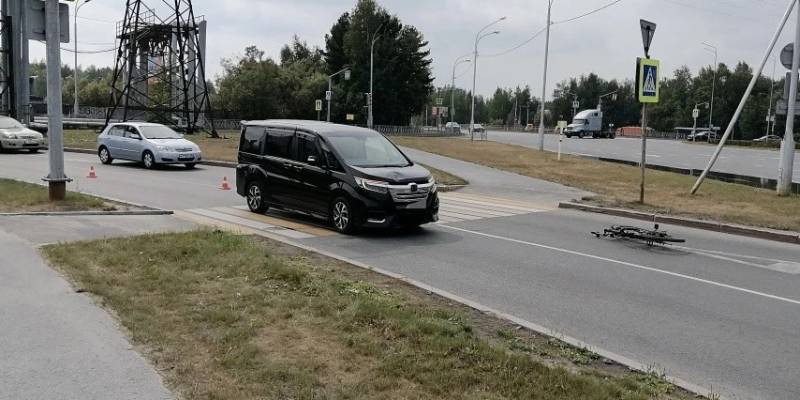 В ХМАО минивэн снес велосипедиста на пешеходном переходе В ХМАО минивэн снес велосипедиста на пешеходном переходе