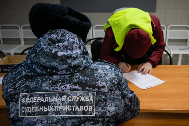 В Тюмени судебные приставы устроили облаву на цыганский поселок