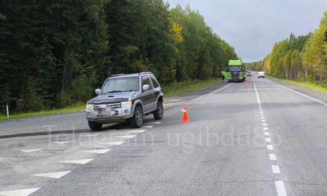 Грузовик врезался в легковушку на трассе в ХМАО Грузовик врезался в легковушку на трассе в ХМАО
