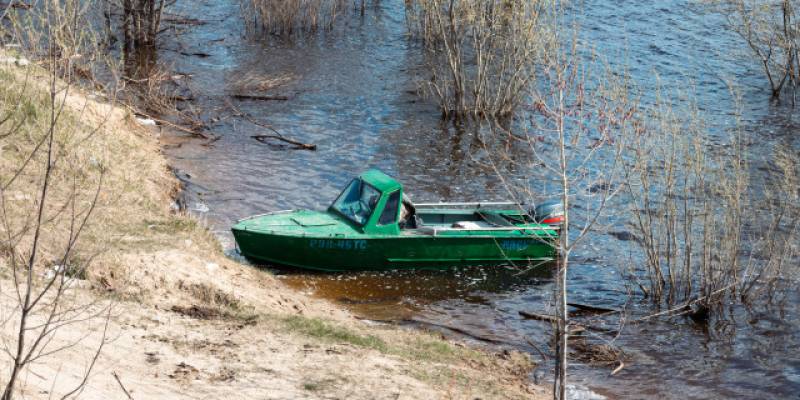 ​В ХМАО опрокинулась лодка с людьми на борту, три человека погибли