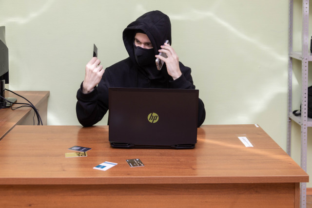 Девушка приехала из Санкт-Петербурга в Югру, чтобы отдать мошенникам все деньги матери