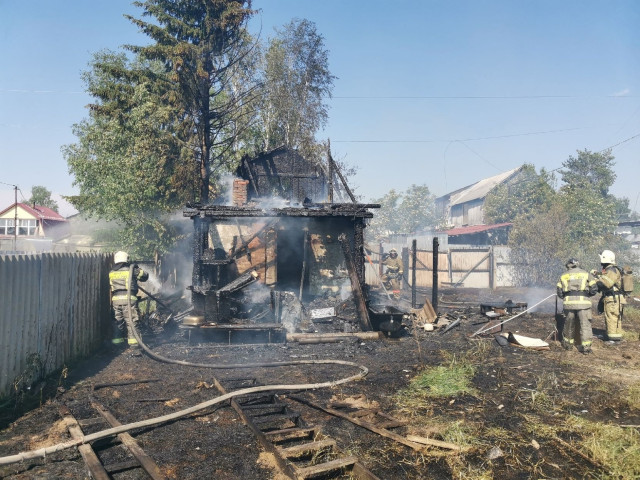 В Сургуте на пожаре в дачном кооперативе погиб человек
