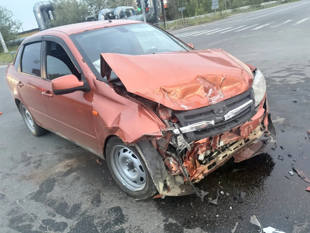 Машины всмятку: два человека пострадали в аварии в Нижневартовске
