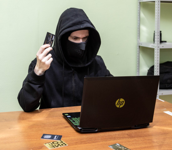 Пенсионеру из ХМАО, которого обманули мошенники, помогут вернуть похищенные деньги