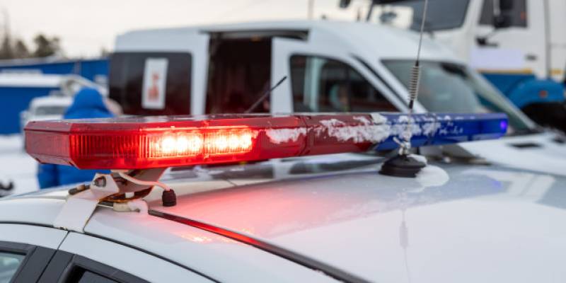 Машина вылетела на тротуар в Сургуте после жесткого столкновения с другим авто