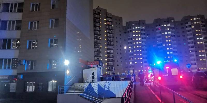 ​Крупный пожар разгорелся в многоэтажке в Сургуте
