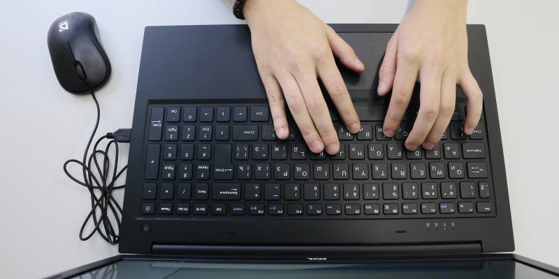 Молодая югорчанка повелась на рекламу об инвестициях и осталась без денег из-за аферистов