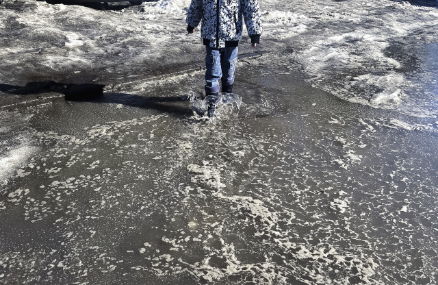 Ручей из нечистот: в Сургуте дал сбой канализационный коллектор