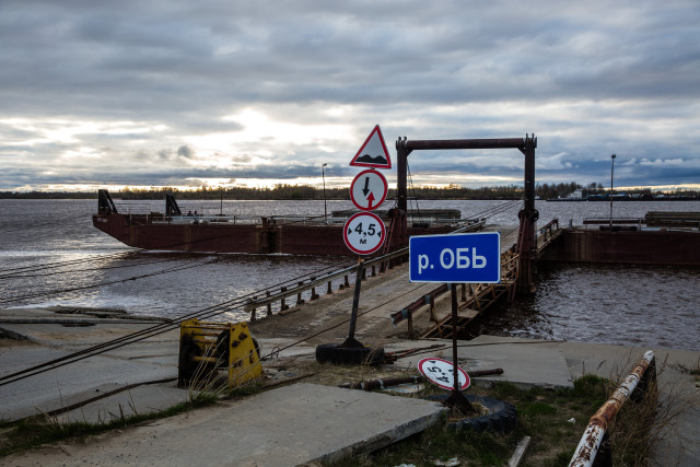 ​В Сургутском районе изменили график работы парома, соединяющего Локосово с большой землей