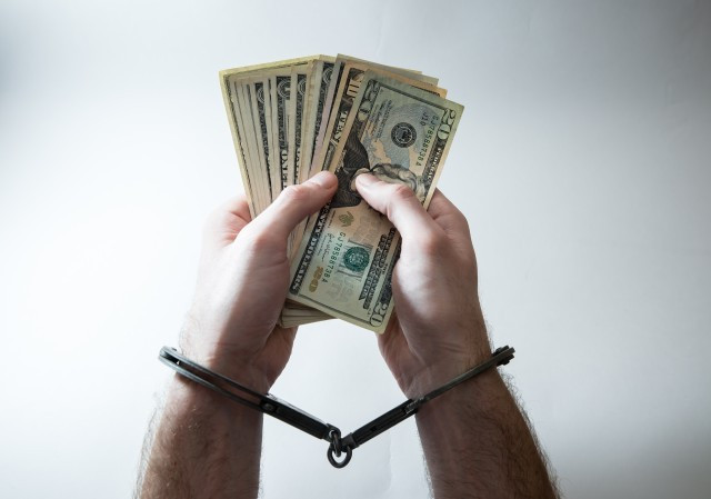 Ущерб на миллиард: в ХМАО задержали ОПГ за махинации с регистрацией людей