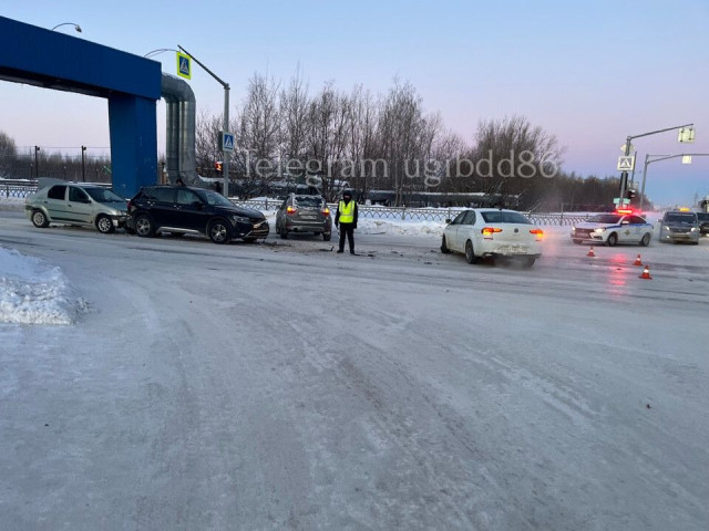 В ХМАО столкнулись сразу четыре машины из-за одного водителя, есть раненые