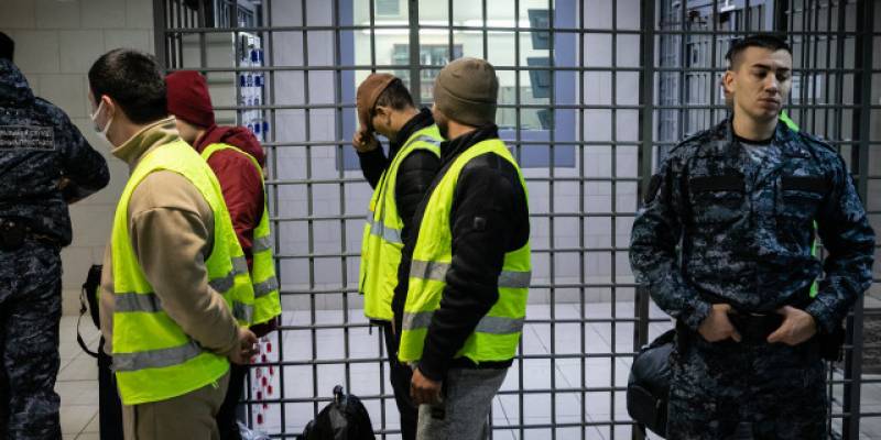 Семьи не помогли: в ХМАО мигранты пытались обжаловать решения о выдворении