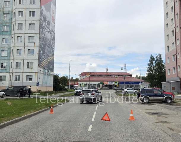 В ХМАО девочка попала под колеса машины, когда перебегала дорогу