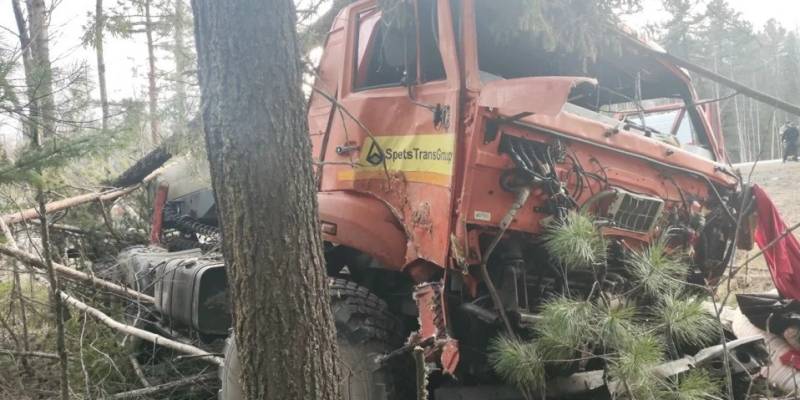 В жестком ДТП с двумя грузовиками на трассе в ХМАО пострадал водитель