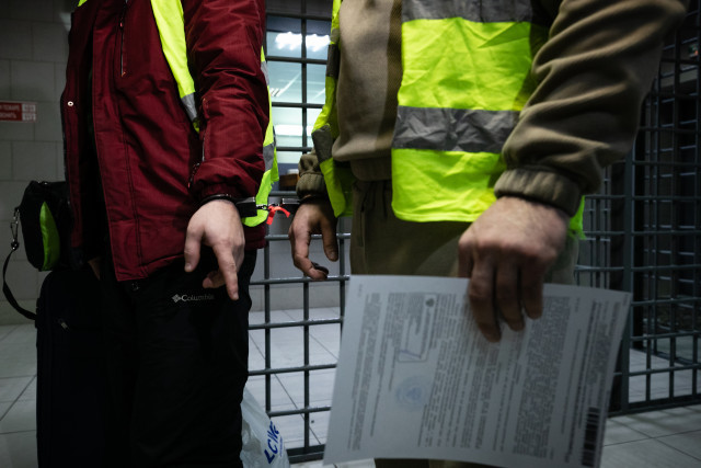 В ХМАО полицейские устроили облаву на мигрантов: почти 500 нарушений В ХМАО полицейские устроили облаву на мигрантов: почти 500 нарушений