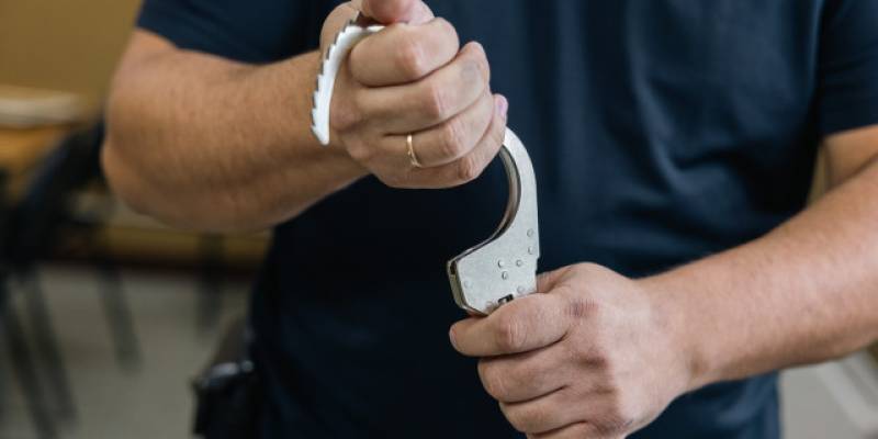 В Сургуте дебошир приехал в аэропорт за билетами, но внезапно напился и попал в полицию