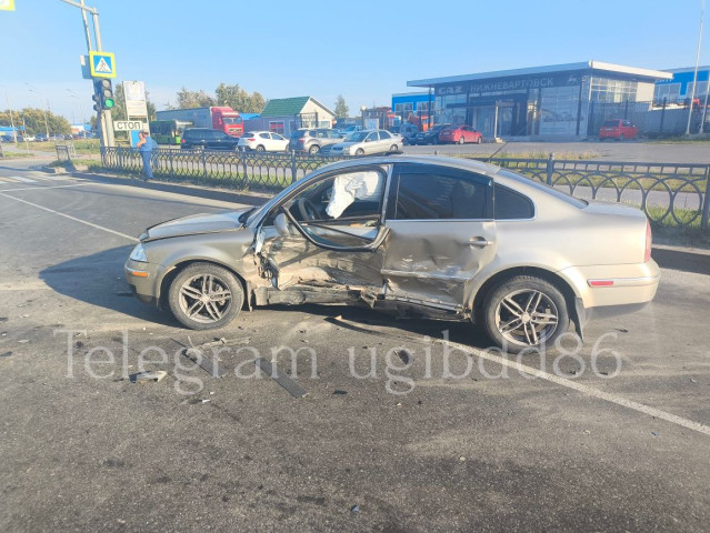 Машины всмятку: в Нижневартовске два человека пострадали в аварии, произошедшей из-за спешки Машины всмятку: в Нижневартовске два человека пострадали в аварии, произошедшей из-за спешки