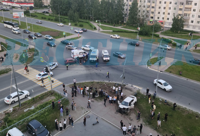 Неспеша поехал на красный: жесткая авария произошла на перекрестке в Сургуте. ВИДЕО Неспеша поехал на красный: жесткая авария произошла на перекрестке в Сургуте. ВИДЕО