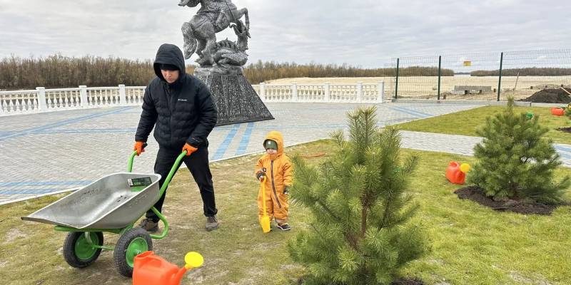 В уникальном жилом комплексе Сургута высадили 500 кустов сирени
