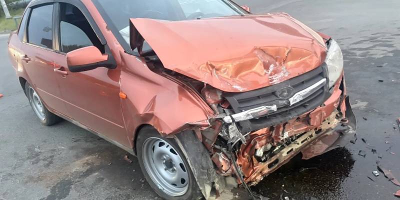 Машины всмятку: два человека пострадали в аварии в Нижневартовске