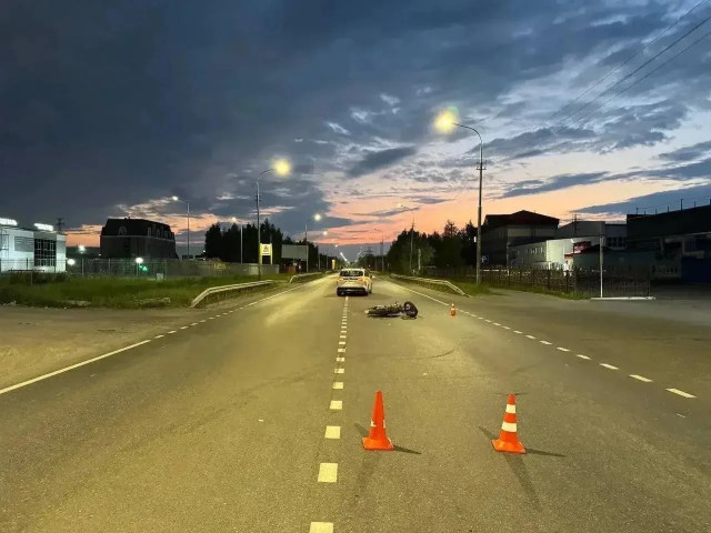 В ХМАО мотоциклист на полном ходу врезался в машину, байкер в больнице