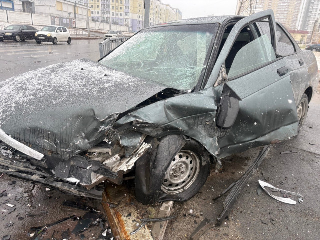 Все ехали на красный: в ХМАО в жестком ДТП на перекрестке пострадали три человека