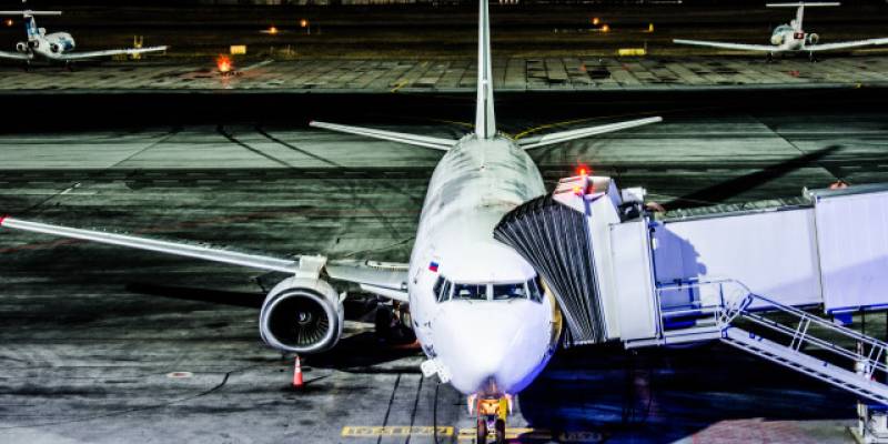 В аэропортах Сургута и Тюмени массово задержали авиарейсы из-за ограничений в Санкт-Петербурге